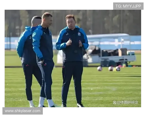 申花近6场仅获1胜 主帅斯卢茨基机场与球迷发生口角引热议 申花近6场仅获1胜 主帅斯卢茨基机场与球迷发生口角引热议